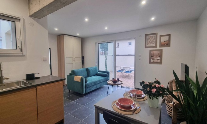 Montrond-les-Bains Cottage | Cozy gîte in Montrond-les-Bains, modern kitchen, garden