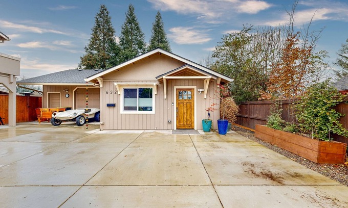 Central Point Cottage | Cozy Gated Cottage near Local Adventures - Full Kitchen, WiFi & Washer/Dryer
