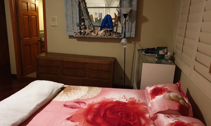 South Redlands House | Cozy Green Room in a Redlands home