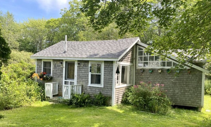 Cushing Cottage | Cozy Guest House in Midcoast Maine - Dock Access!