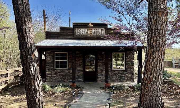 Argyle House | Cozy Guest House with Plunge Pool and Outdoor Kitchen!