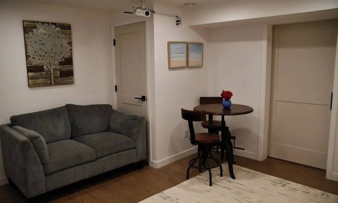 Johns Landing House | Cozy guest suite near the Wilamette River with Hot Tub.