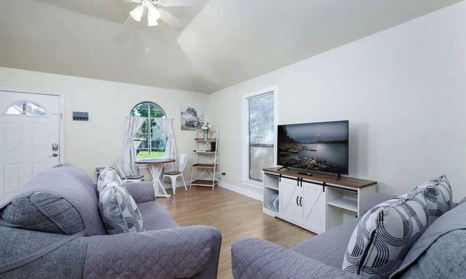 Montgomery House | Cozy Haven: Warm Retreatnn