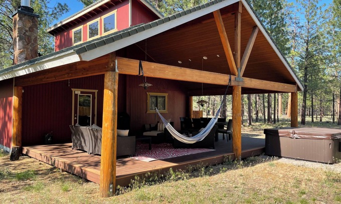 Sisters Cabin | Cozy Hideaway w/outdoor living and hot tub! Close to skiing and hiking.