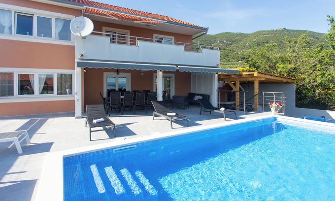 Kastel Stari Apartment | Cozy holiday apt. with amazing sea view and spacious garden with heated pool