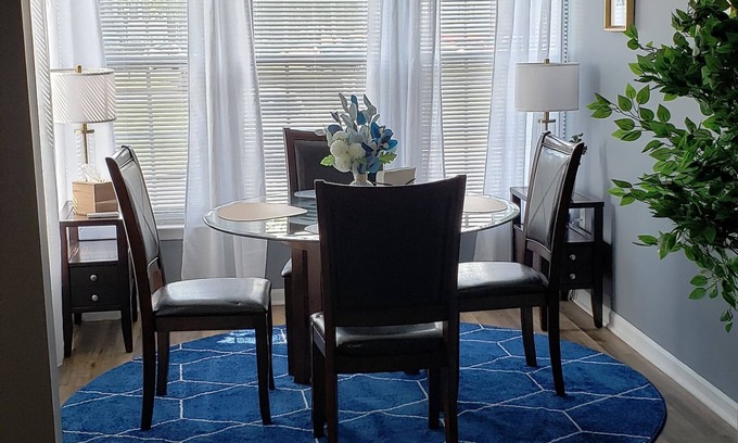 Richmond Condo | Cozy Home Away From Home