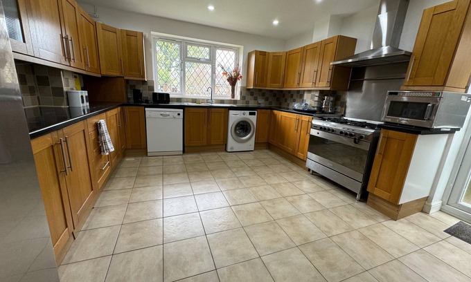 Luton House | Cozy Home - Contractor/Families/Relocation/Leisure/Business 5beds |FREE Parking