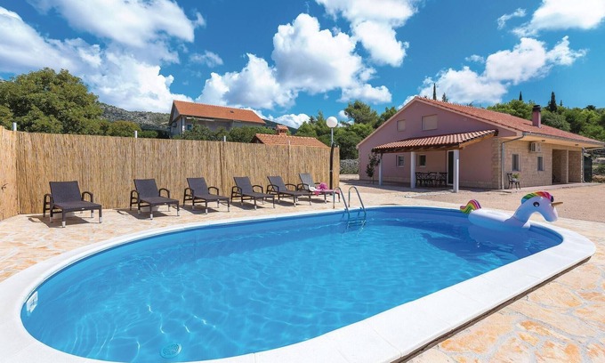 Sibenik House | Cozy home in Dubrava with WiFi