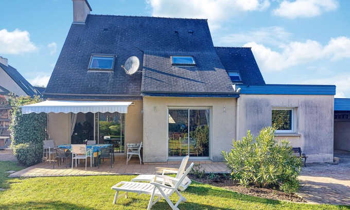 Locquenole House | Cozy home in Locquénolé with kitchen