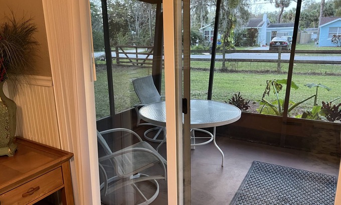 Port Richey House | Cozy home in walking distance of a large number of seafood restaurants.