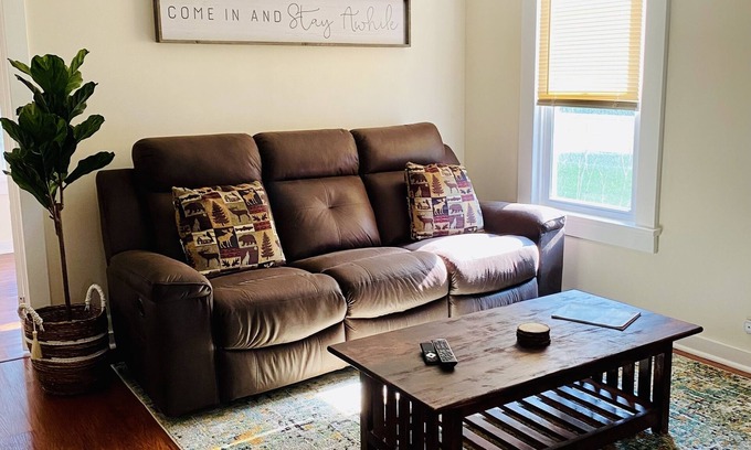Mendon House | Cozy Home, Minutes from Killington! Washer/Dryer & Free Disney+/Peacock!
