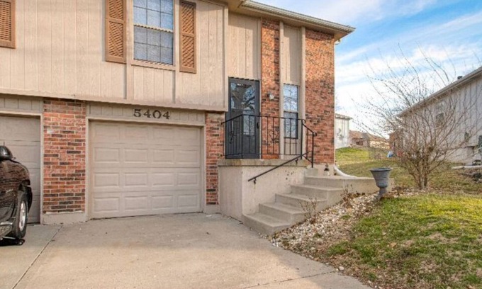 Waldron House | Cozy Home near Airport Zona Rosa shopping centers Restaurants and more
