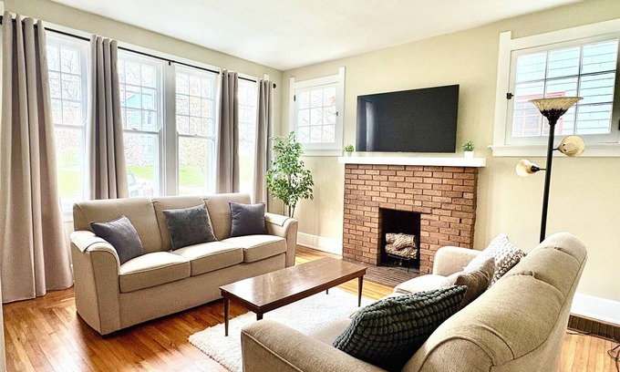 Roselawn Finance House | Cozy home on peaceful street in College Hill. Trails, park & tennis steps away.