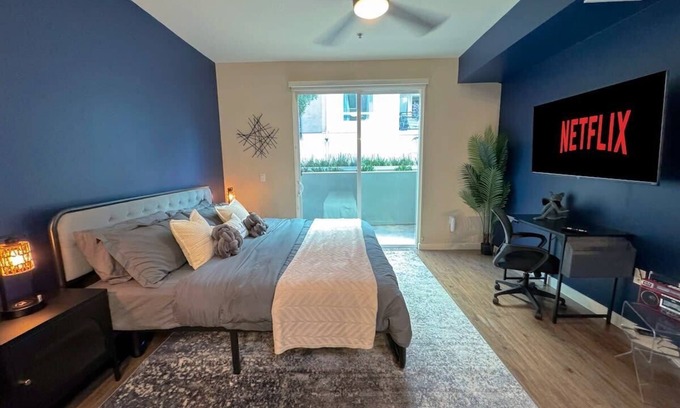 Beverly Hills Apartment | Cozy Home W/Pool & GYM + Parking 10min to Cedars