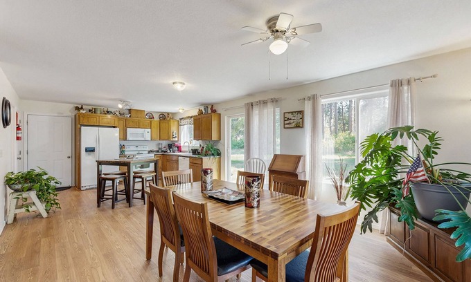 Chiloquin House | Cozy home with lake & mountain views, full kitchen, A/C, fireplace & WIFI