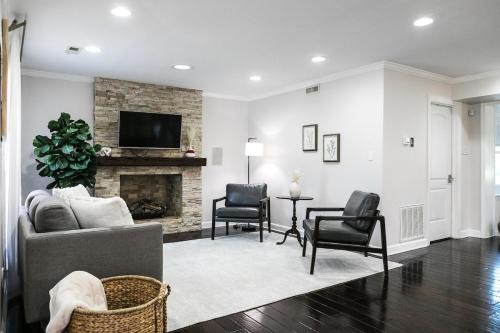 Charlotte House | Cozy Home with POOL plus CHEFS kitchen in Prime Area