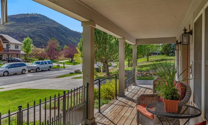 Glenwood Springs House | Cozy Home with Sauna in Glenwood Springs