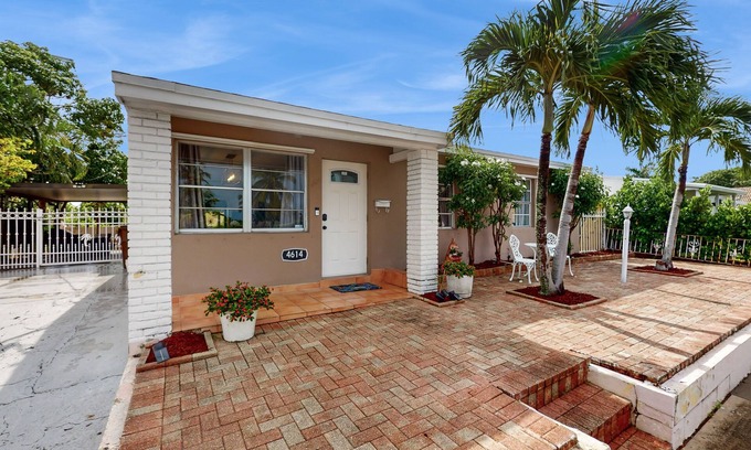 Southwest House | Cozy home with enclosed backyard, fire pit, central AC, wifi