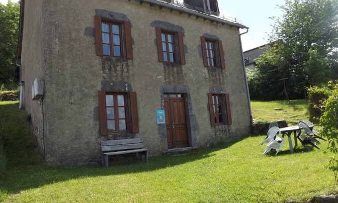 Montboudif Cottage | Cozy house for 4 with garden, fireplace, near Super-Besse
