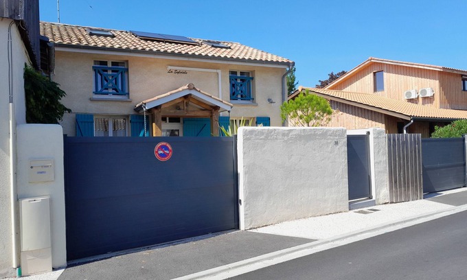 La Teste-de-Buch Villa | Cozy house in the city center, not far from the sea. Kind animal accepted.