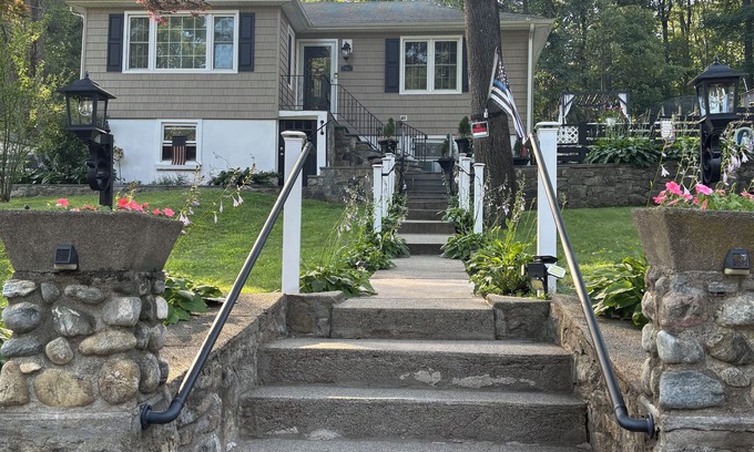 Garrison House | Cozy House on the hill