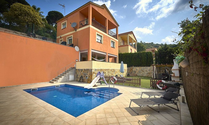 Vidreres Ski Chalet | Cozy house with pool