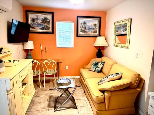 Gulf Gate Estates Apartment | ~ Cozy In-law Apartment Close to Siesta Key ~