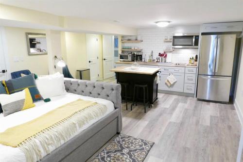 Southeast Apartment | Cozy Industrial Bijou Studio with parking