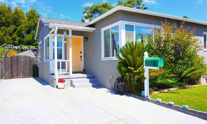 Alameda House | Cozy Island Retreat: 3 BR & Garden Yard - 10 minutes from everywhere!