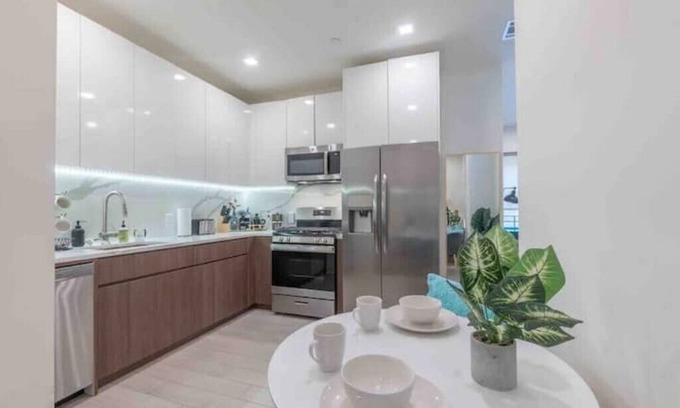 Central Business District Apartment | Cozy King Bed Studio! Free Parking, Ame Dream Mall/EWR Airpt[Minutes to NYC]