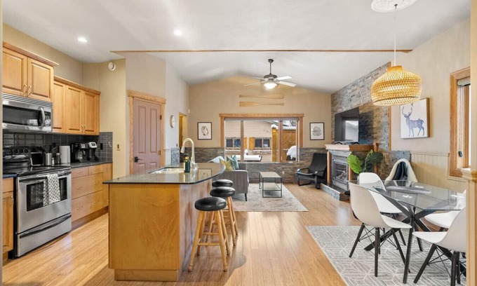 Sylvan Lake House | Cozy Lake Escape | Walk to Beach, BBQ & Fire Pit