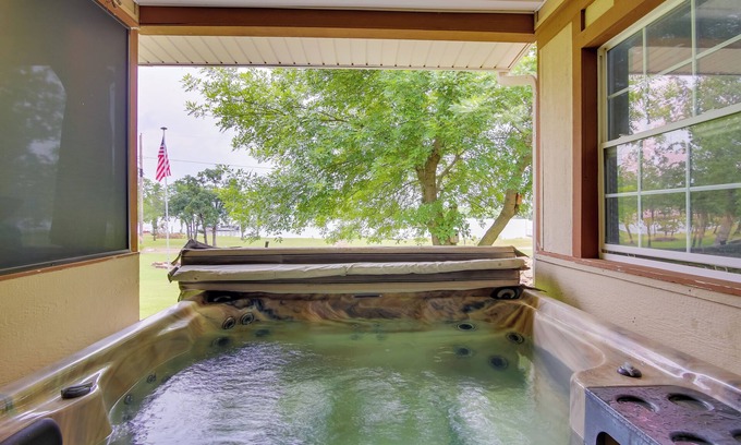 Eufaula House | Cozy Lake Eufaula Hideaway w/Fire Pit & Hot Tub!