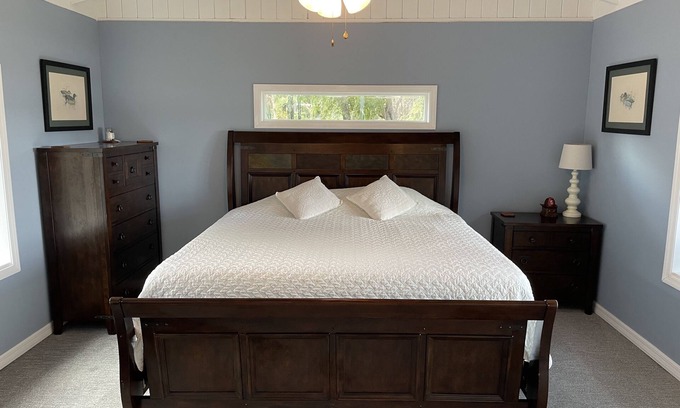 Clermont Cottage | Cozy Lake Front Cottage