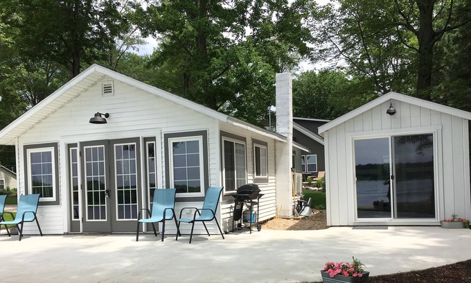 Rodney Cottage | Cozy lakefront cottage