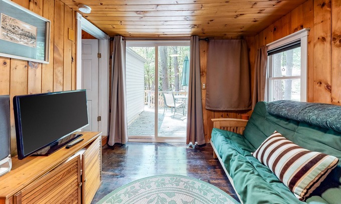 South Sanford Cottage | Cozy lakefront cottage in the trees with front porch & AC - walk the lake