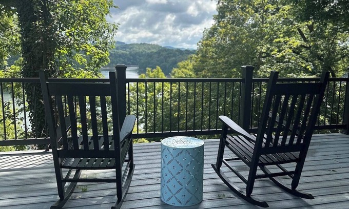 Bronston House | Cozy Lakehouse – Game Room, Pet-Friendly, Near Boatramp, 3-Season room!
