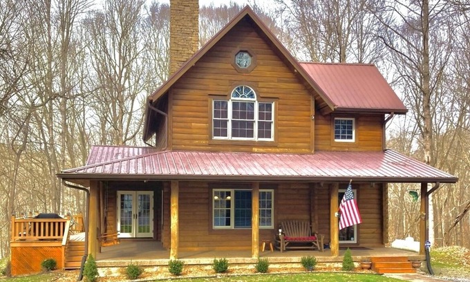 Fountain Run Cabin | Cozy lakehouse retreat w/kayaks, high speed Wi-Fi, and pet friendly!