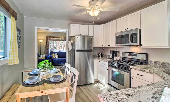 Pinetop-Lakeside Cottage | Cozy Lakeside Cabin: Walk to Rainbow Lake!