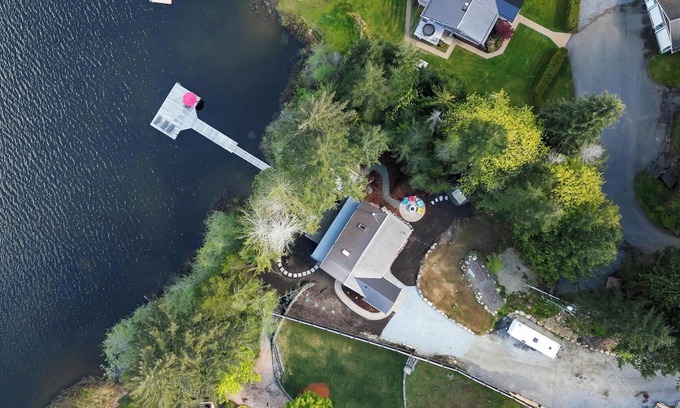 Shawnigan Lake Cottage | Cozy Lakeside Retreat – Family-Friendly with Private Beach, Dock & Hot Tub