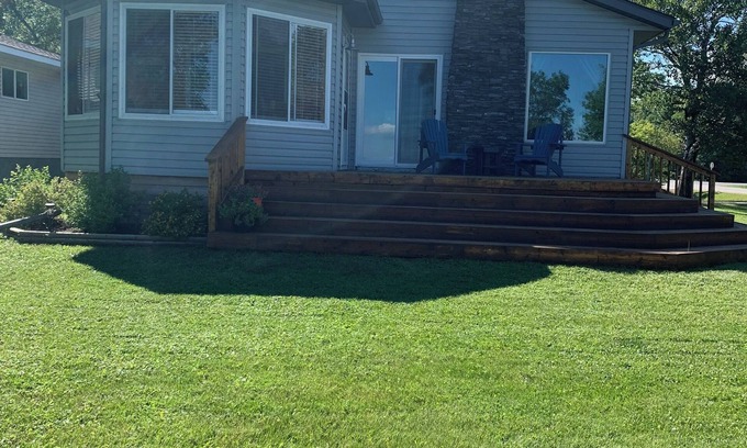 Dunnottar House | Cozy lakeview home on Lake Winnipeg-Pet friendly!