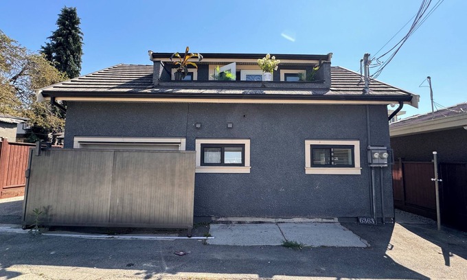 East Side House | Cozy Laneway House that fits 6, perfect for a family getaway. Dog-friendly!