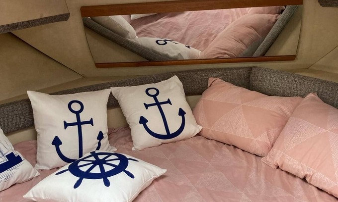 Runnymede Boat Rental | Cozy luxury boat with WiFi, AC in charming Chertsey