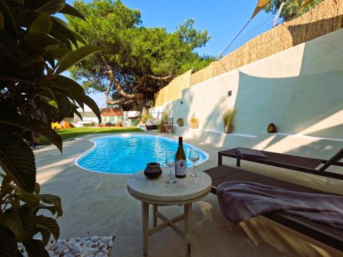 Korithion Apartment | Cozy Mama Evas Homestay with Pool and Garden for Groups of 4