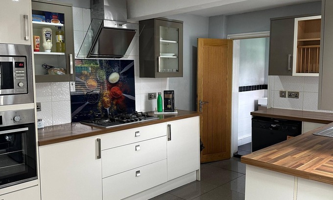 Offerton House | Cozy Manchester House - Stay with Host Onsite