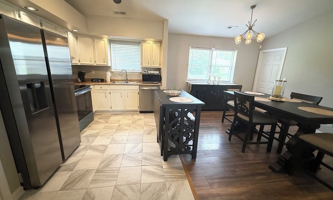 Jeffersonville - Clarksville House | Cozy meets Classy in this Modern & Inviting 3BR-2BA house with AC, WiFi