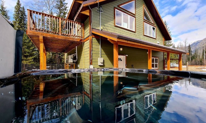 Blaeberry House | Cozy mountain view home w/hot tub