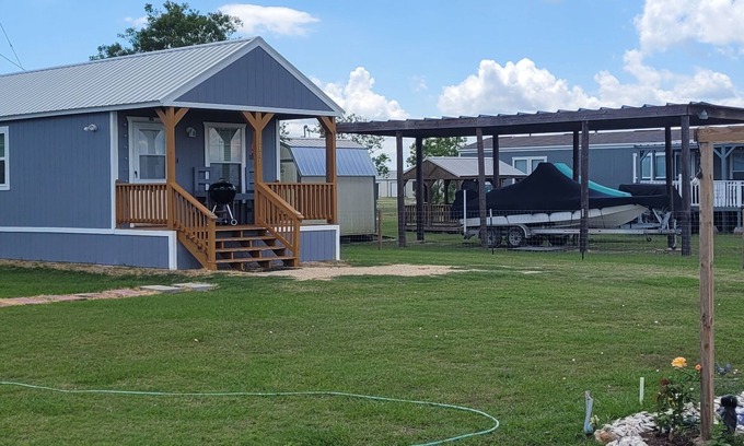 Long Mott Cabin | Cozy New Cabins