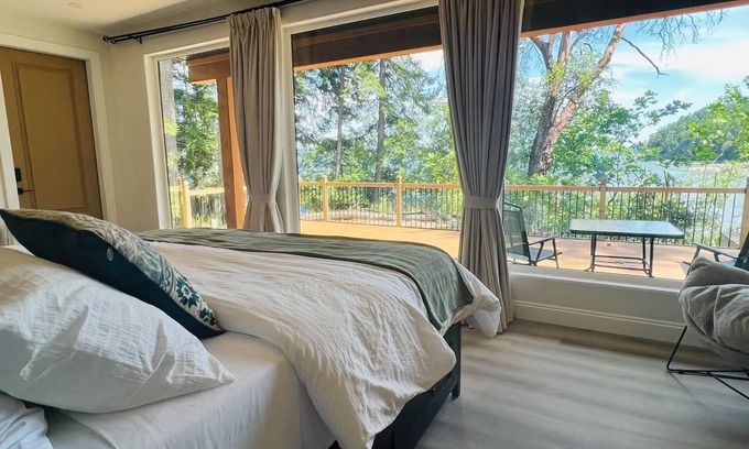 Yellow Point Apartment | Cozy Oceanfront Studio with King bed/Beach Access