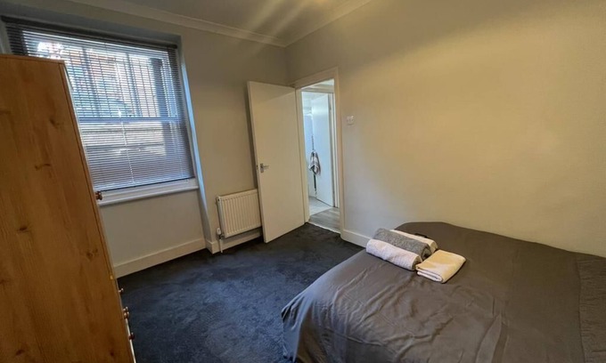 Turnham Green Apartment | Cozy one bedroom Flat with a double bed and Sofa bed for 2 local to tube station