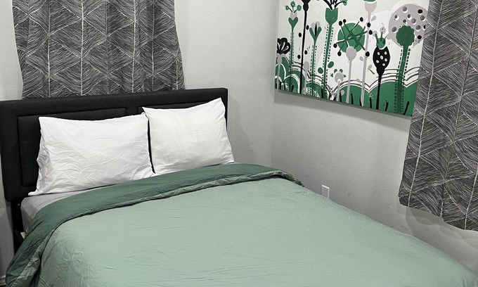 Montrose Condo | Cozy One bedroom Minutes from Downtown